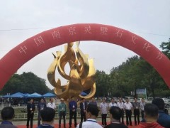 【奇石】這塊靈璧石身價888萬，其色如墨玉，石質(zhì)堅錚，輕輕敲打會發(fā)出不同音階的聲音